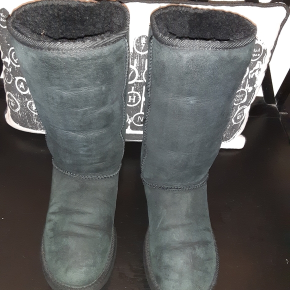 Black Uggs size 5 - Picture 3 of 5